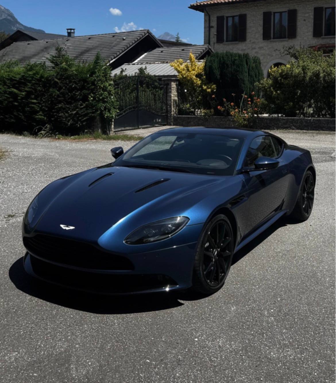 Aston Martin DB11